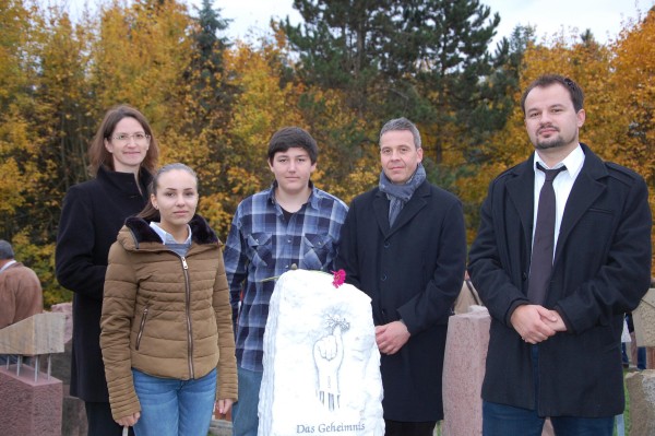 2015 stellten die Schüler und Schülerinnen der Graben-Neudorfer Pestalozzi-Schule ihre Gedenkstein auf dem zentralen Mahnmalvor
