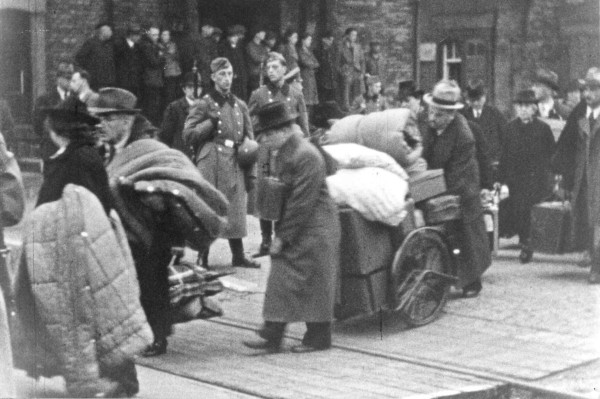 Ausschnitt aus einem NS-Film vom 22.10.1940 der Ankunft der verhafteten Bruchsaler Jüdinnen und Juden am Bruchsaler Bahnhof