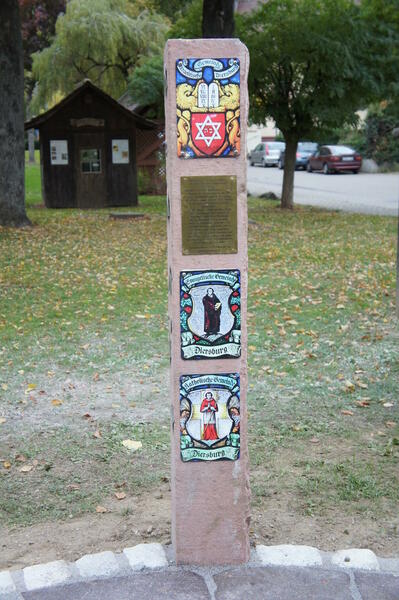 Der Diersburger Vor-Ort-Stein steht an der Schlosswiese