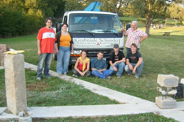 Das Binauer Team bei der Aufstellung ihres Mahnmalsteines 2014 in Neckarzimmern