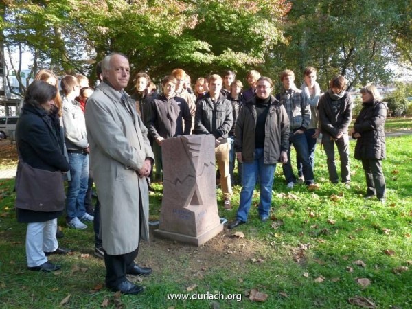 Bei der Einweihung des Durlacher Vor-Ort-Steines beim Durlacher Bahnhof