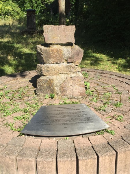 Am Pfinzuferweg an der IWKA-Brücke steht der Grötzinger Mahmalstein