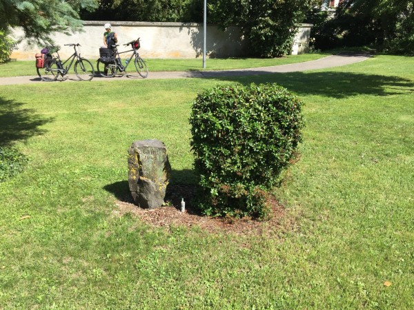Der Hilzinger Gedenkstein steht auf dem Schlossplatz