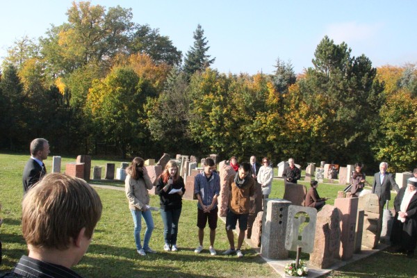 Bei der Vorstellung des Königsbacher Steins auf dem Mahnmal in Neckarzimmern 2010.
