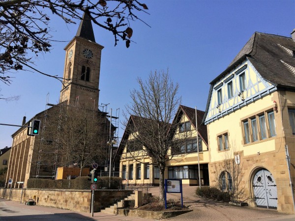 Der Schluchterner rVor-Ort-Stein steht in der Ortsmitte in der Eppinger Straße.