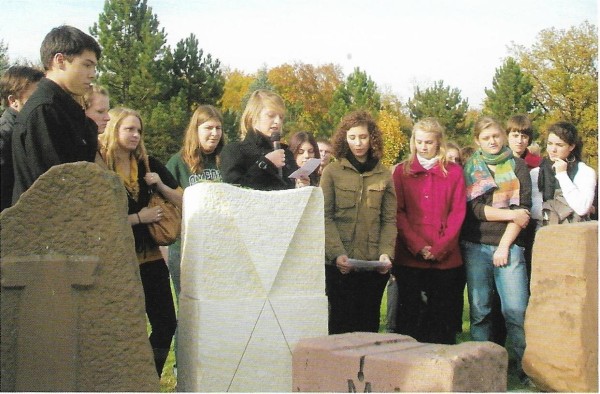 Bei der Vorstellung des Konstanzer Steins auf dem Mahnmal in Neckarzimmern