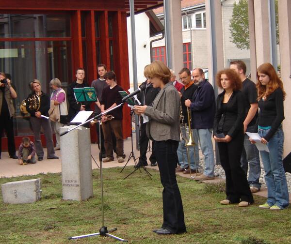 Einweihung des Friesenheimer Vor-Ort-Gedenksteines vor dem evangelischen Gemeindezentrum