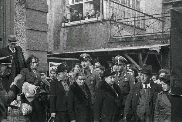 Abholung der Lörracher Jüdinnen und Juden am 22. Oktober 1940. Dieses Foto ist Teil einer 25 Aufnahmen umfassende Fotoserie.