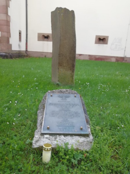 Ein älterer Gedenkstein erinnert an die Hardheimer Juden und Jüdinnen
