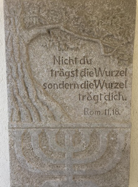 Dem Merchinger Gedenkstein diente eine Gedenkplatte, die in der katholischen Kirche daran erinnert, dass das Gebäude vor der Nazizeit eine jüdische Synagoge war.