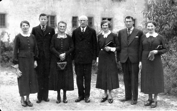 Die Familie Zwang; v.l. Selma, Viktor, Flora, Hermann, Betty, Ludwig, Jenny